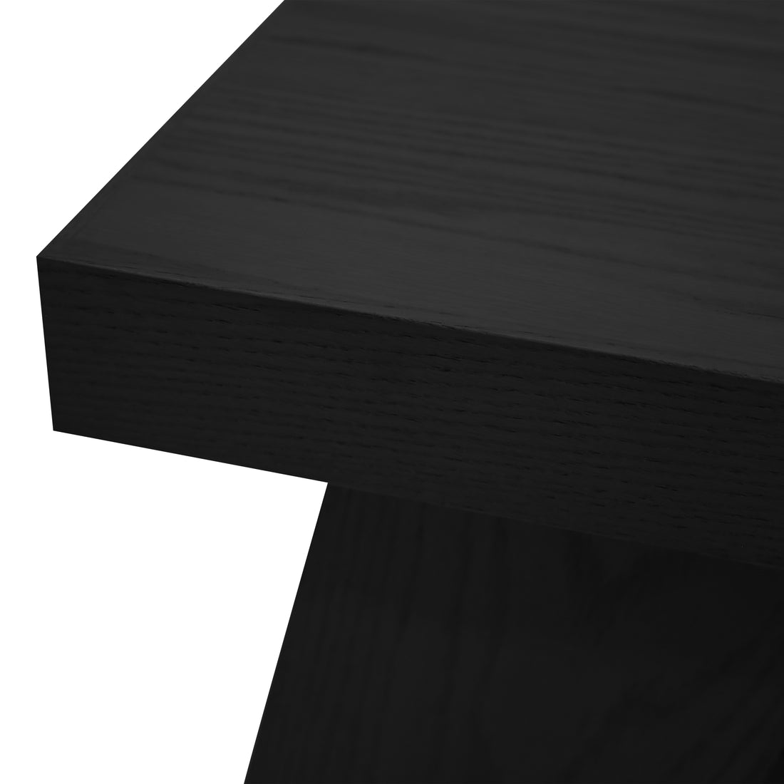 Gros plan du coin en bois foncé de la table basse 48 Origin | ONYX de Humble Nature. Elle présente une finition lisse et polie, réalisée de main de maître, avec des motifs de grain de bois visibles, soulignant sa construction robuste à partir de matériaux naturels.