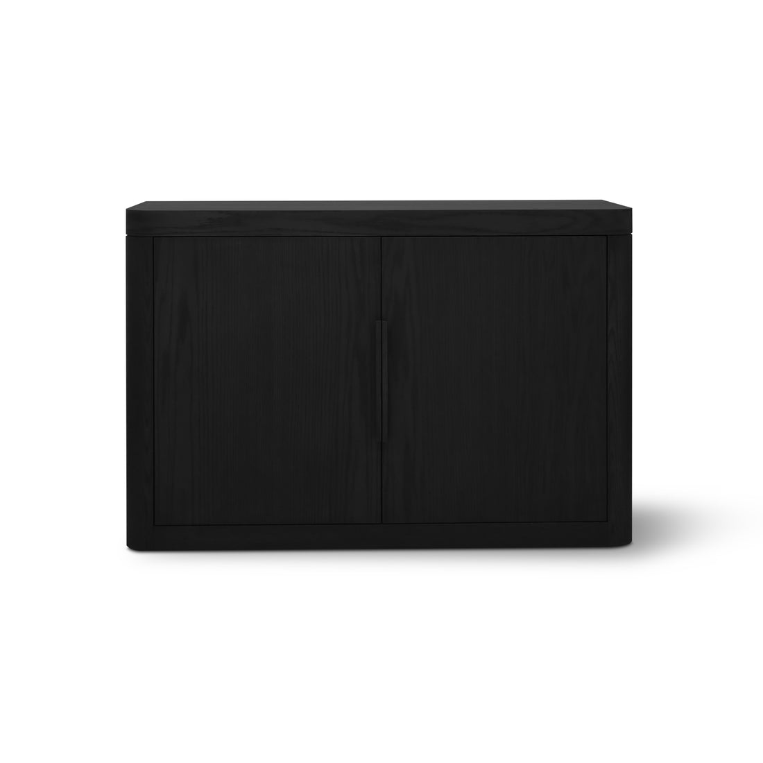 La console Cabinet Origin | ONYX de Humble Nature est une console en bois noir épurée à deux portes et poignées verticales, présentant un design minimaliste authentique. Elle se dresse sur un fond blanc uni, projetant une légère ombre vers la droite.