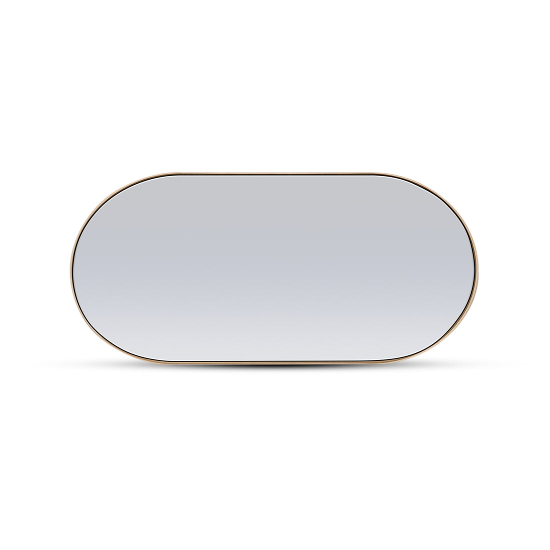 Le Miroir 38 ovale en chêne rouge Essence de Humble Nature présente un cadre métallique foncé et lisse sur un fond blanc uni. Ce miroir ovale respire lélégance naturelle, avec des bords arrondis et un dégradé de lumière se reflétant doucement pour un éclat subtil.