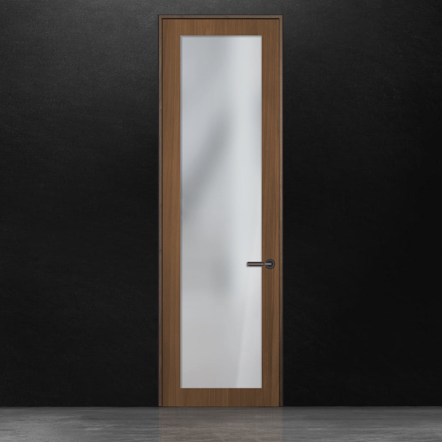 Une Porte battante SEE haute et étroite en noyer placage de Humble Nature avec un panneau en verre dépoli et une poignée en métal se dresse contre un mur à la texture sombre, créant une atmosphère d&