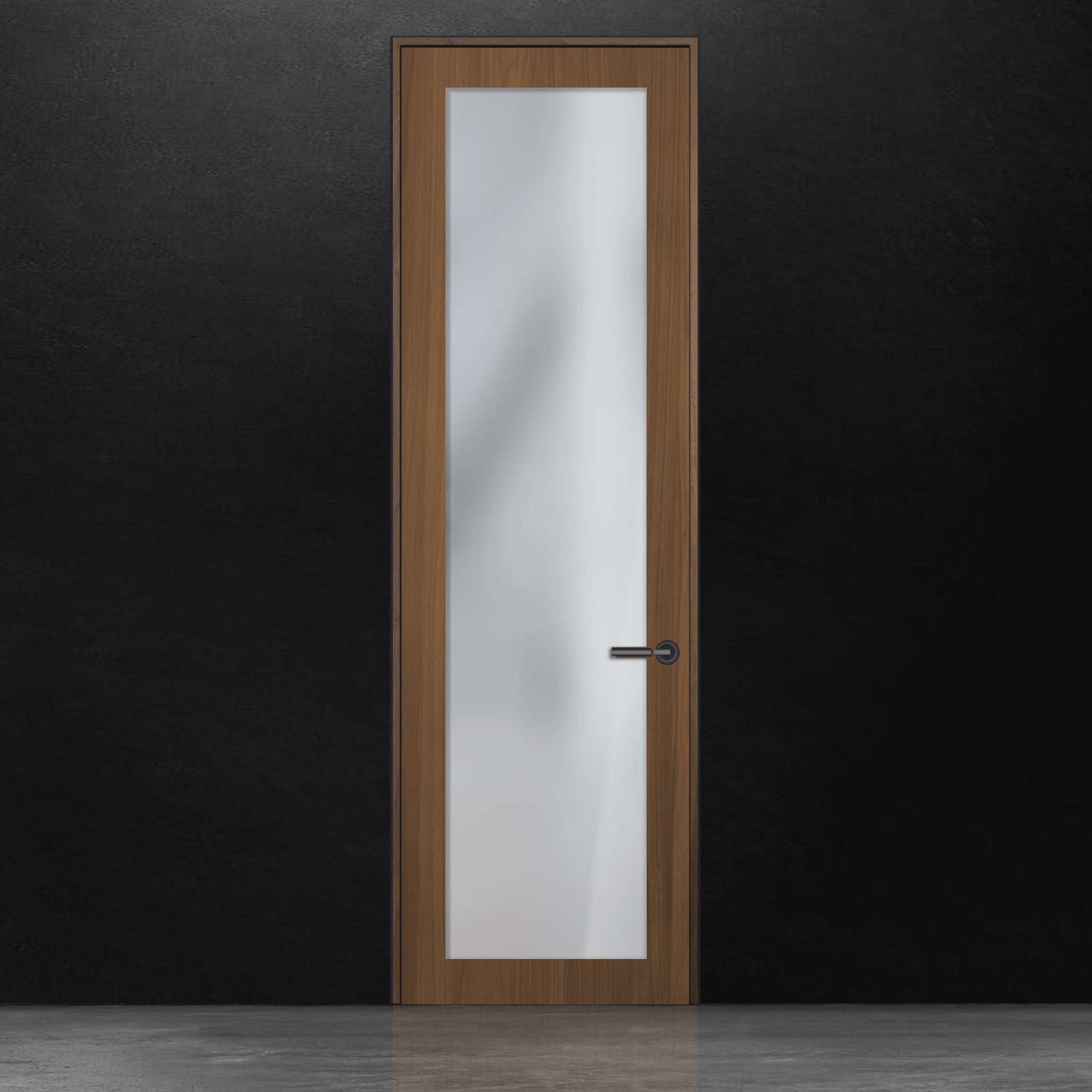 Une Porte battante SEE haute et étroite en noyer placage de Humble Nature avec un panneau en verre dépoli et une poignée en métal se dresse contre un mur à la texture sombre, créant une atmosphère d&