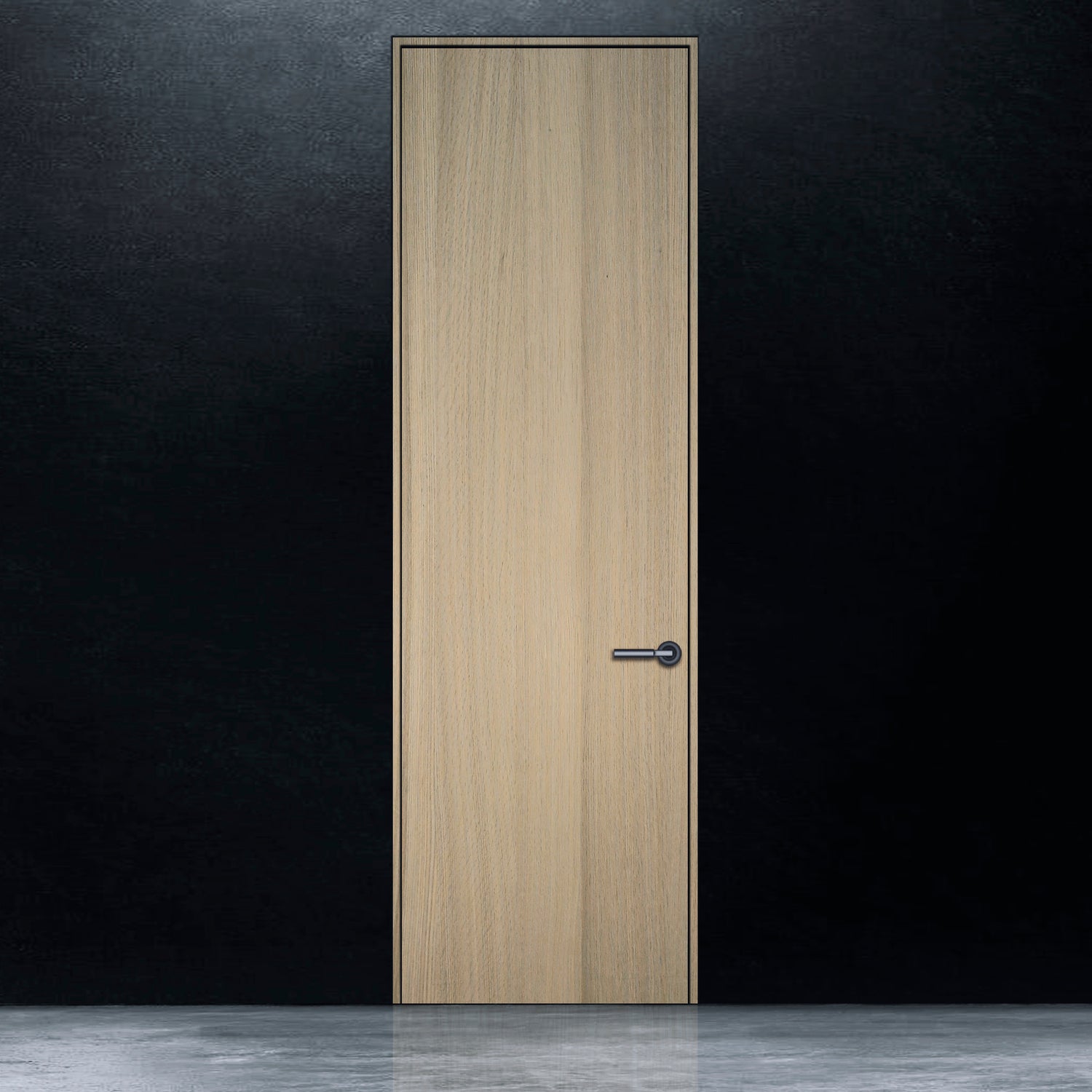 Une porte battante en bois pâle en chêne rouge placage brossé faux quartier Authentik de Humble Nature se dresse contre un mur noir. Le sol est uniformément éclairé, créant une surface réfléchissante. Le motif du grain du bois ajoute une texture subtile à son design minimaliste, alliant élégance classique et touches de modernisme.