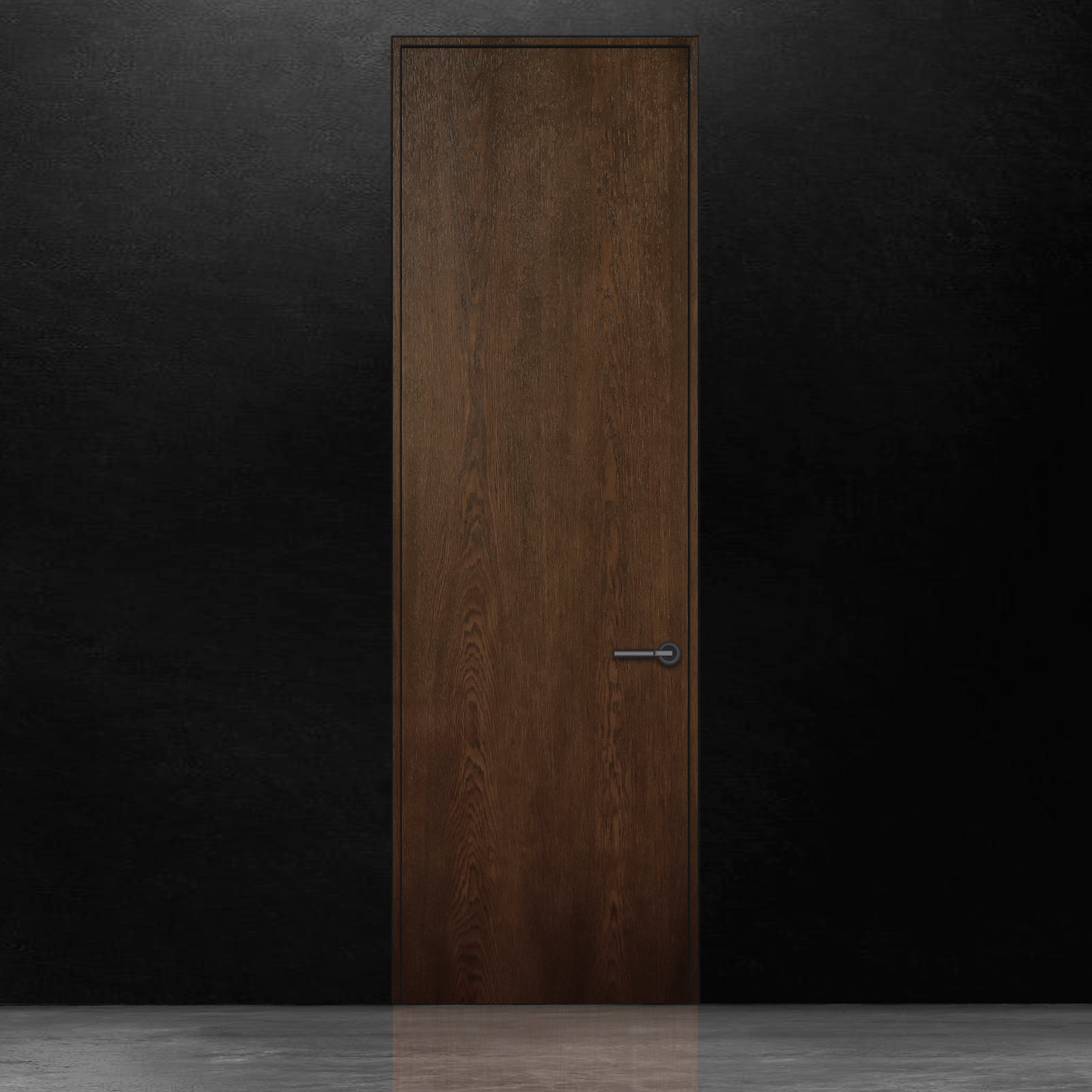 Une porte battante en bois foncé en chêne rouge placage brossé sur dosse Pecan de Humble Nature se dresse contre un mur noir. Le sol est uniformément éclairé, créant une surface réfléchissante. Le motif du grain du bois ajoute une texture subtile à son design minimaliste, alliant élégance classique et touches de modernisme.