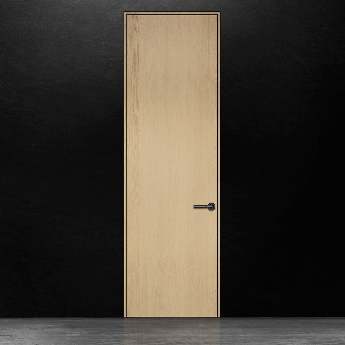 Une porte battante en bois pâle en chêne blanc placage brossé sur dosse de Humble Nature se dresse contre un mur noir. Le sol est uniformément éclairé, créant une surface réfléchissante. Le motif du grain du bois ajoute une texture subtile à son design minimaliste, alliant élégance classique et touches de modernisme