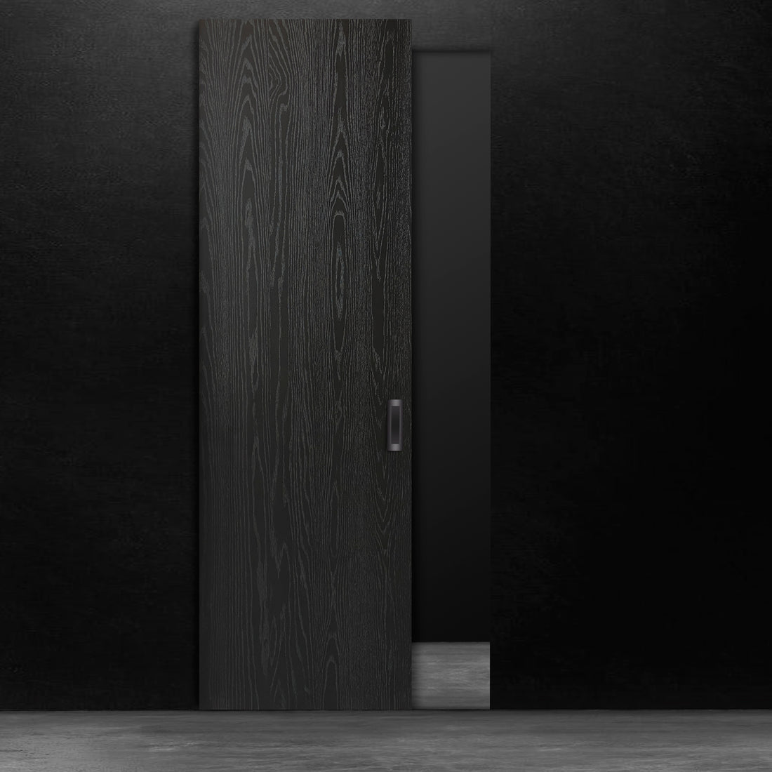 Une porte coulissante sur rail en bois noir en chêne rouge placage brossé sur dosse Pecan de Humble Nature se dresse contre un mur noir. Le sol est uniformément éclairé, créant une surface réfléchissante. Le motif du grain du bois ajoute une texture subtile à son design minimaliste, alliant élégance classique et touches de modernisme.