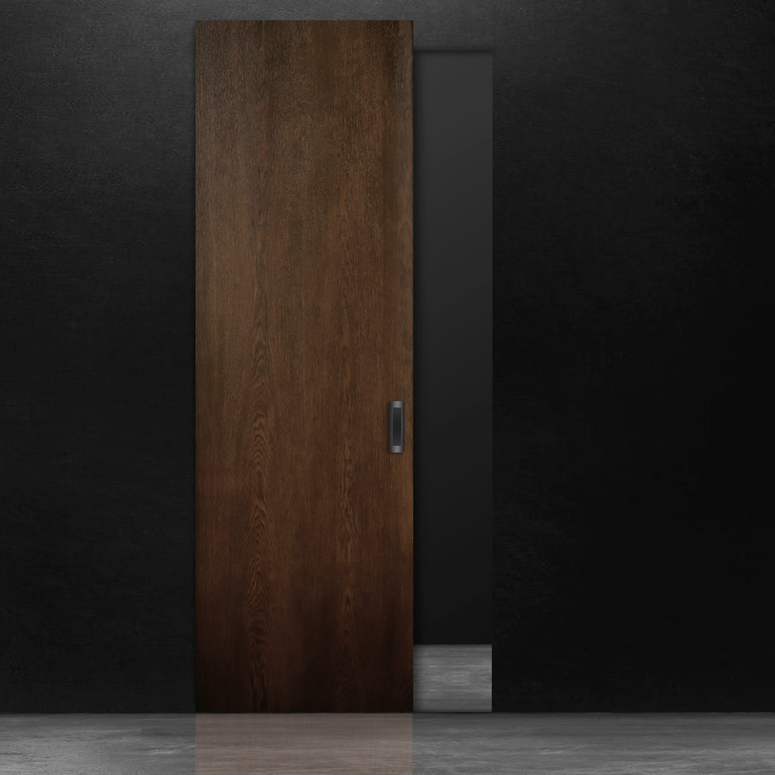 Une porte coulissante en bois foncé en chêne rouge placage brossé sur dosse Pecan de Humble Nature se dresse contre un mur noir. Le sol est uniformément éclairé, créant une surface réfléchissante. Le motif du grain du bois ajoute une texture subtile à son design minimaliste, alliant élégance classique et touches de modernisme.