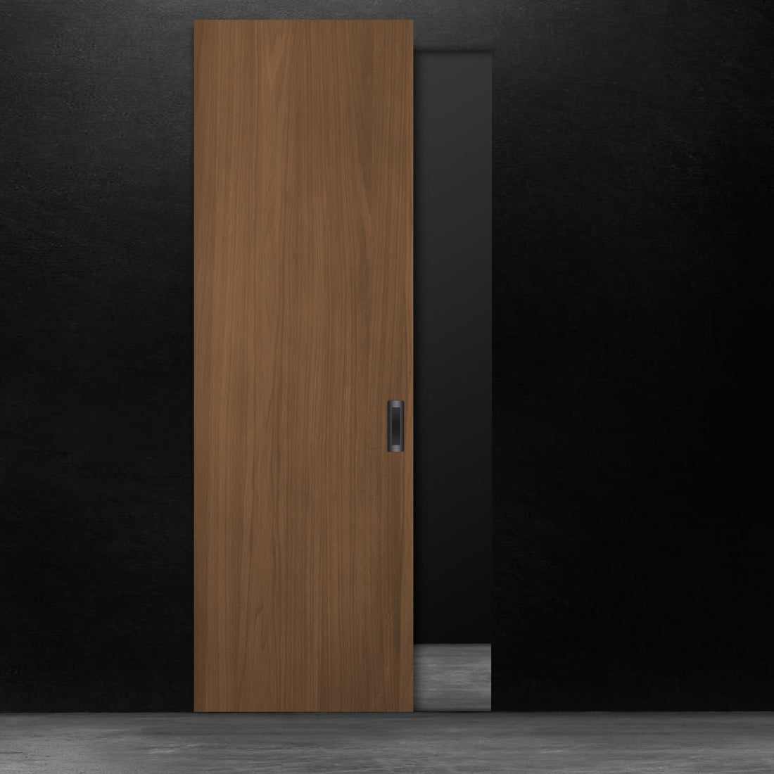 Une porte coulissante sur rail en bois brun en noyer placage de Humble Nature se dresse contre un mur noir. Le sol est uniformément éclairé, créant une surface réfléchissante. Le motif du grain du bois ajoute une texture subtile à son design minimaliste, alliant élégance classique et touches de modernisme