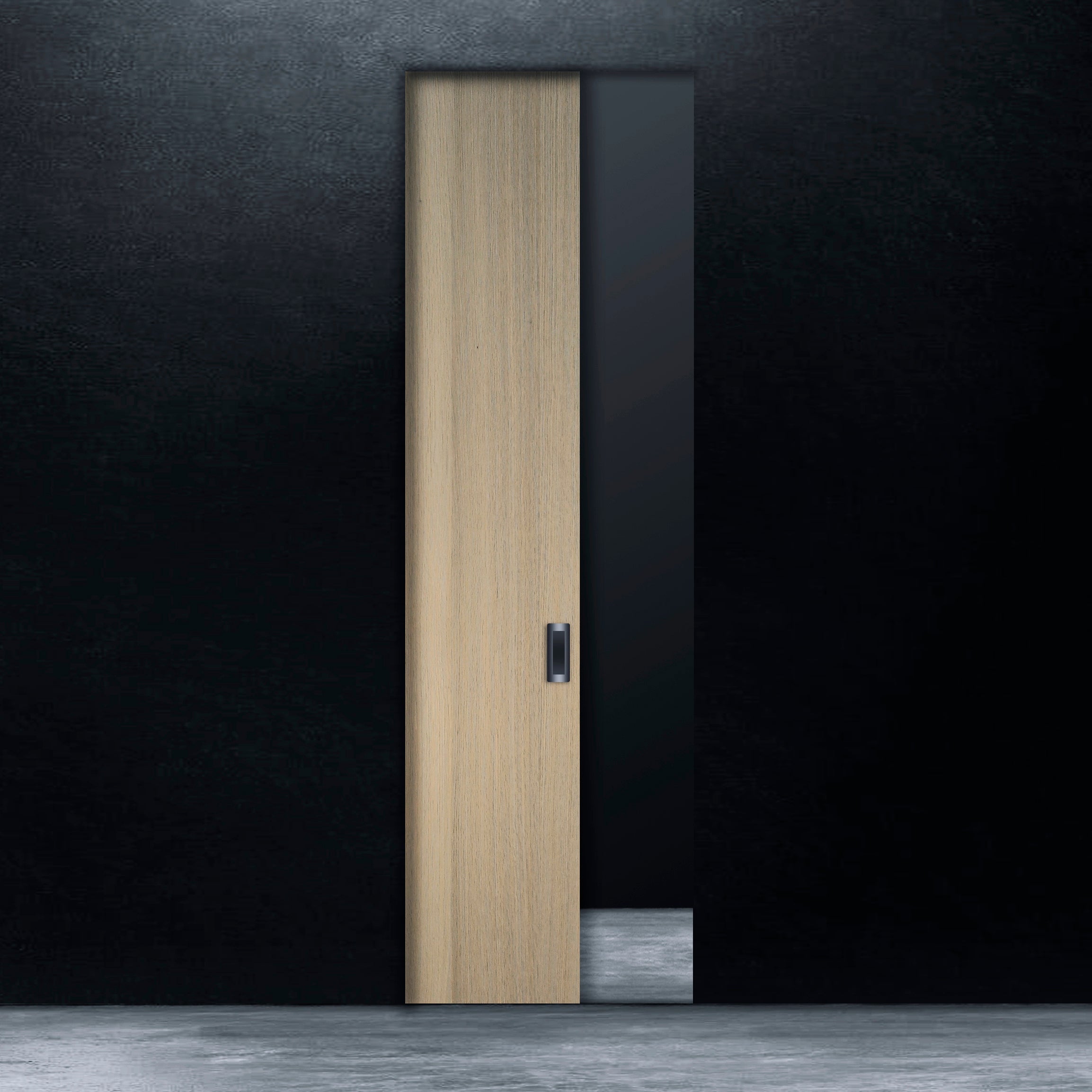 Une porte escamotable en bois pâle en chêne rouge placage brossé faux quartier Authentik de Humble Nature se dresse contre un mur noir. Le sol est uniformément éclairé, créant une surface réfléchissante. Le motif du grain du bois ajoute une texture subtile à son design minimaliste, alliant élégance classique et touches de modernisme.