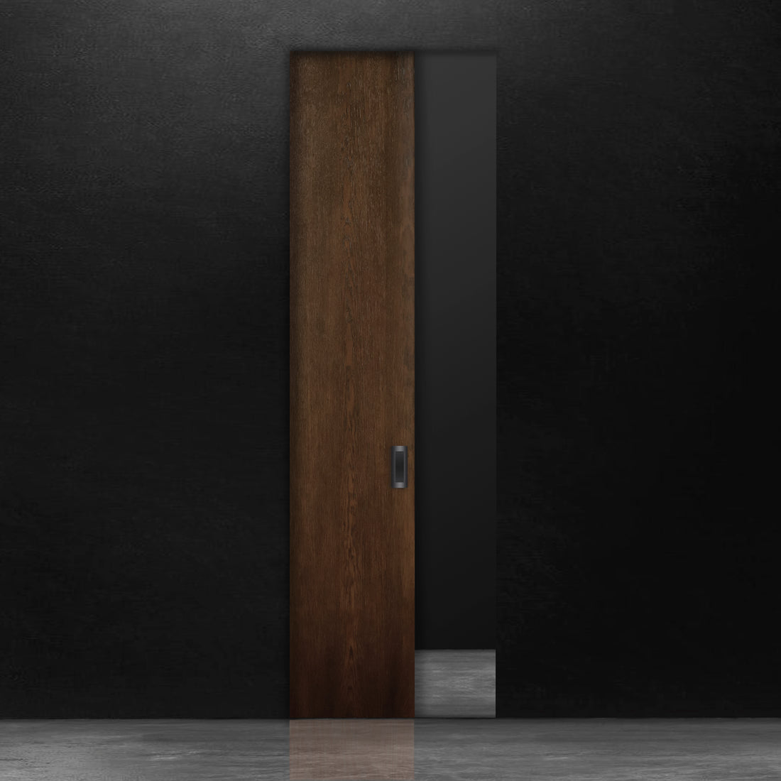 Une porte escamotable en bois foncé en chêne rouge placage brossé sur dosse Pecan de Humble Nature se dresse contre un mur noir. Le sol est uniformément éclairé, créant une surface réfléchissante. Le motif du grain du bois ajoute une texture subtile à son design minimaliste, alliant élégance classique et touches de modernisme.