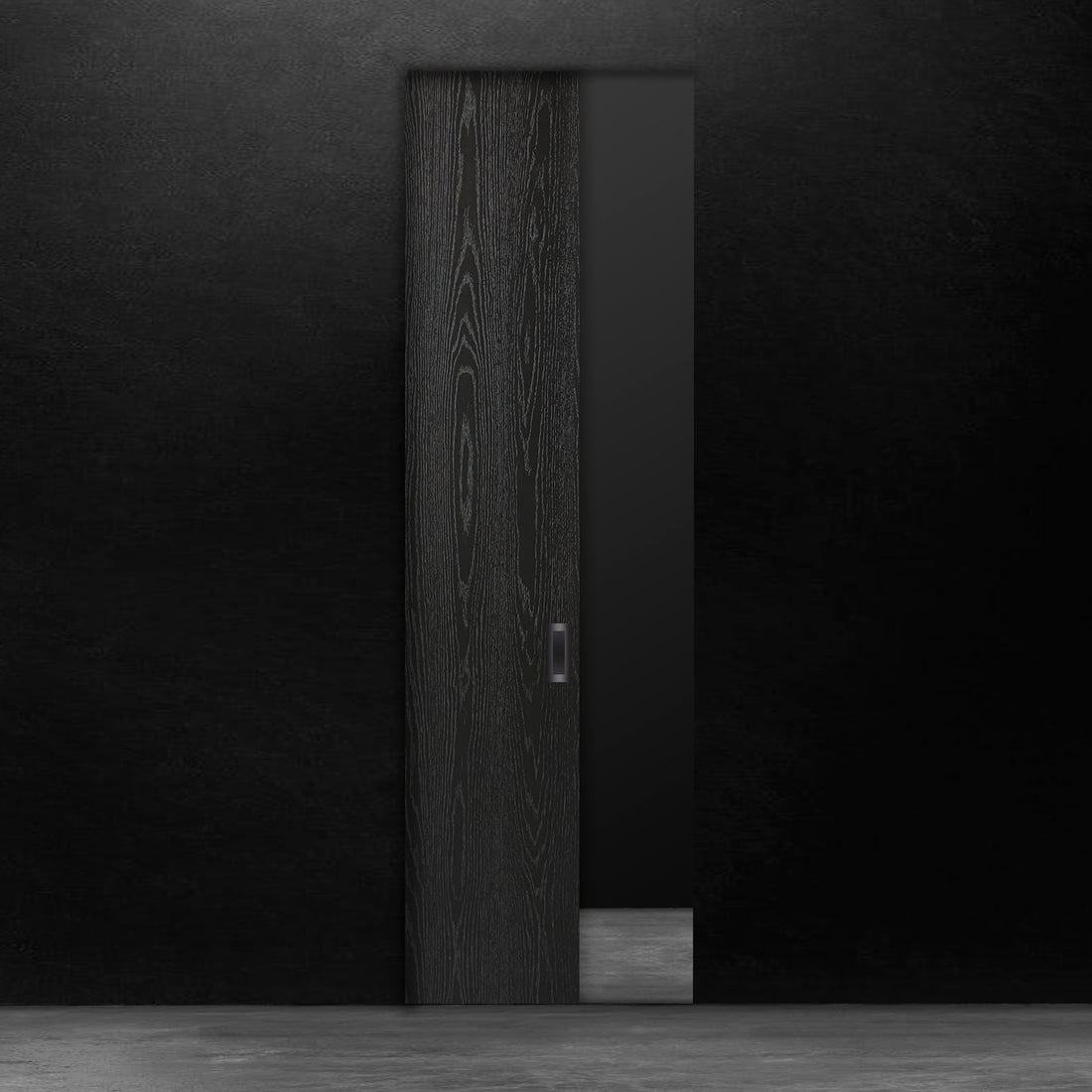 Une porte battante en bois noir en chêne rouge placage brossé sur dosse Pecan de Humble Nature se dresse contre un mur noir. Le sol est uniformément éclairé, créant une surface réfléchissante. Le motif du grain du bois ajoute une texture subtile à son design minimaliste, alliant élégance classique et touches de modernisme.