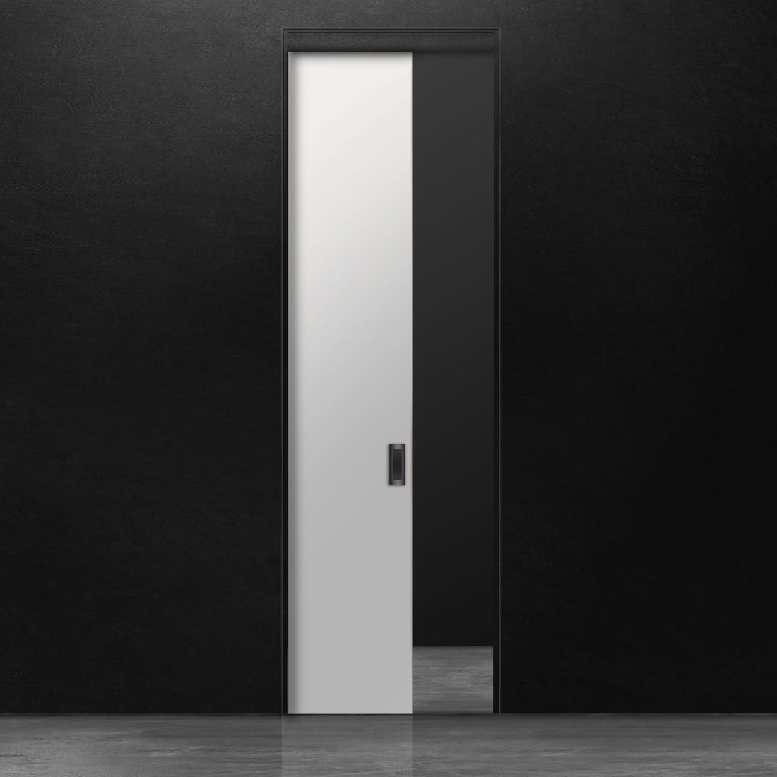 Une porte escomotable en MDF de Humble Nature se dresse contre un mur noir. Le sol est uniformément éclairé, créant une surface réfléchissante. Le motif ajoute une texture subtile à son design minimaliste, alliant élégance classique et touches de modernisme