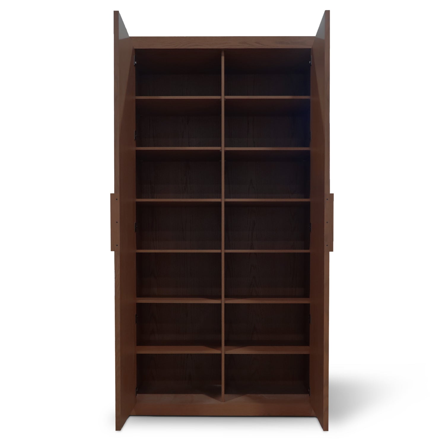 Larmoire double Origin | PECAN de Humble Nature est une grande et élégante bibliothèque en bois dotée de plusieurs étagères et dun design moderne et épuré. Fabriquée en chêne rouge massif, elle présente une riche finition marron et un savoir-faire authentique, se détachant magnifiquement sur un fond blanc uni.