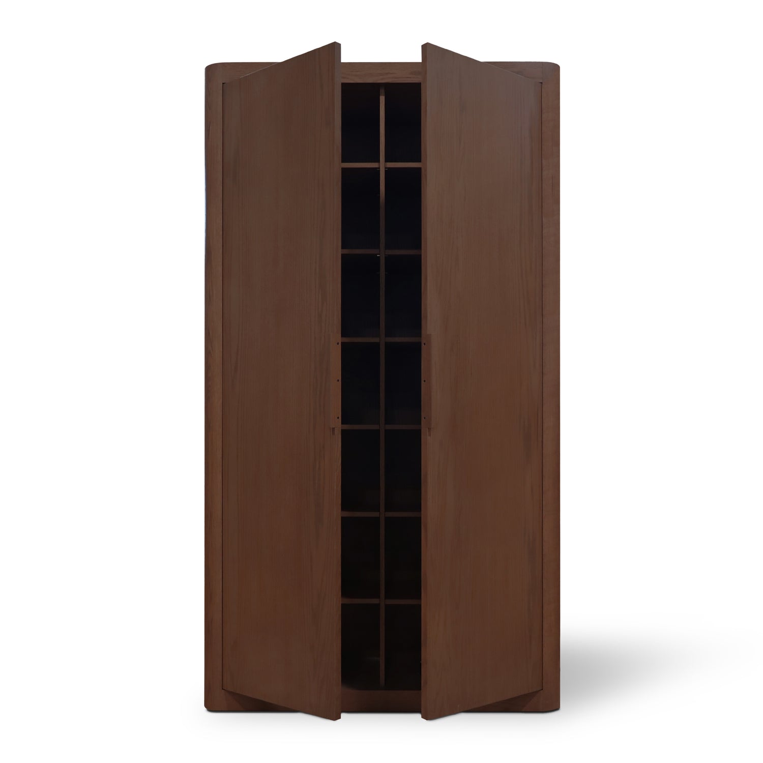 Larmoire double Origin de Humble Nature est une armoire haute en bois marron dotée de deux portes légèrement entrouvertes, révélant de multiples étagères. Son style simple et moderne et ses lignes épurées, réalisées en chêne rouge massif, illustrent un design authentique sur un fond blanc uni.