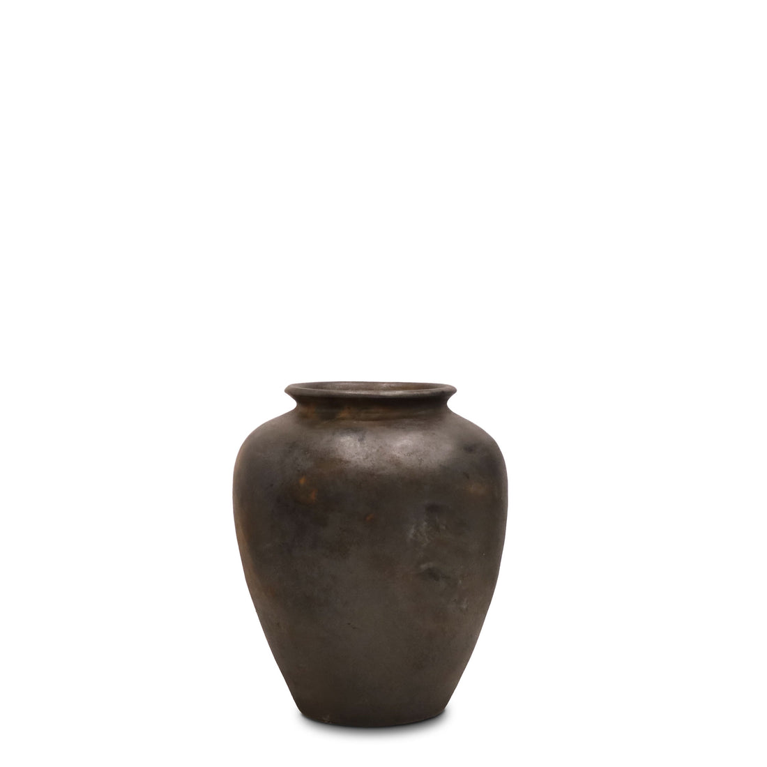 Le Pot en argile de Humble Nature est un vase en céramique simple, haut et foncé, à la surface lisse et au col légèrement plus étroit qui met en valeur le savoir-faire traditionnel. Il se dresse gracieusement sur un fond blanc uni.