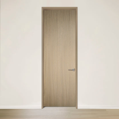 La Porte Pure en chêne rouge placage brossé faux quartier Authentik de Humble Nature, dotée dune poignée argentée et placée dans un mur crème, illustre lélégance sans effort. Le plancher en bois clair complète la porte, créant une scène minimaliste mais moderne qui met en valeur la beauté du design moderne.