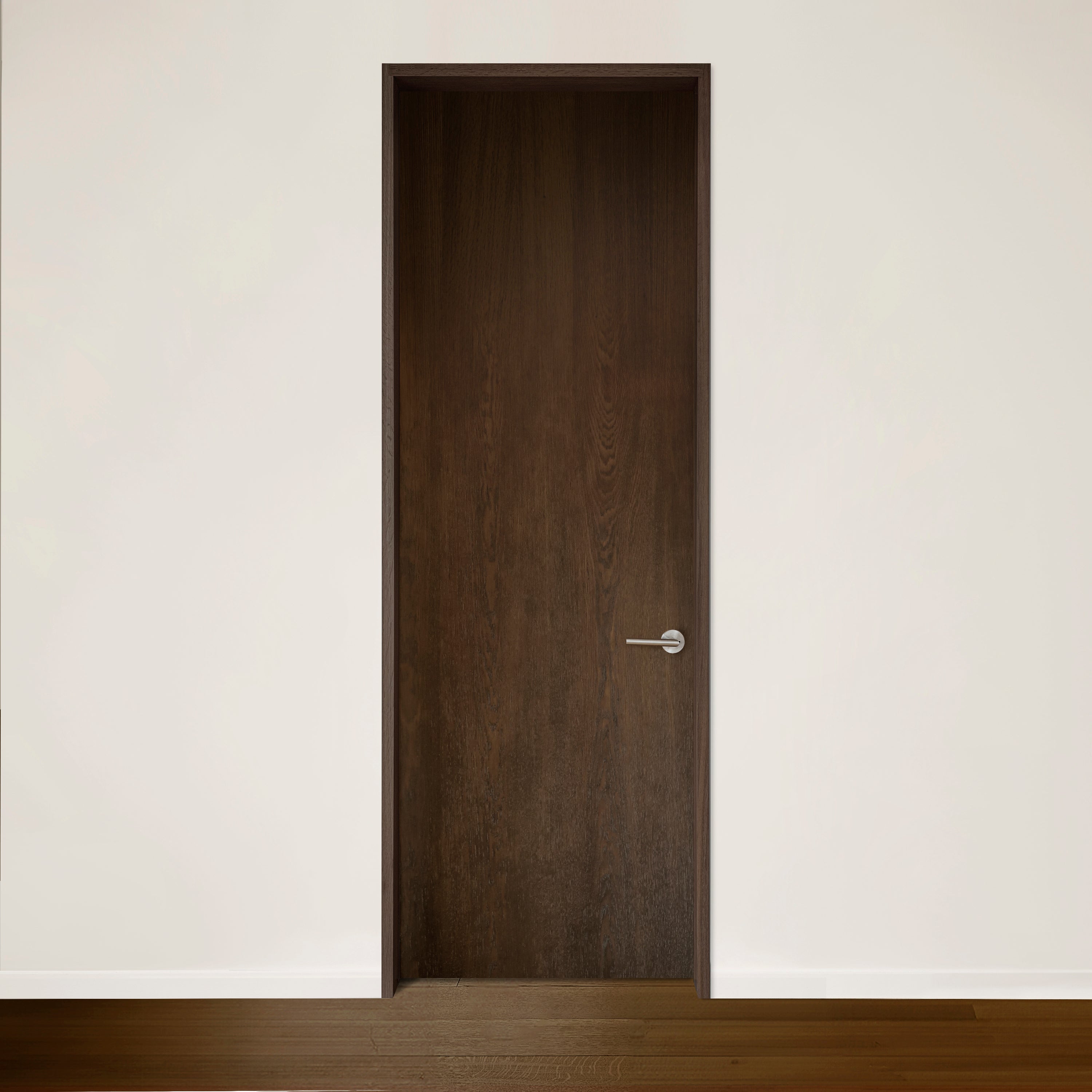 La porte Humble Nature « Porte Pure en chêne rouge placage brossé sur dosse Pecan », dotée dune poignée argentée, incarne le modernisme sur fond de mur blanc uni. Ses tons riches complètent le plancher en bois poli, créant un design harmonieux.