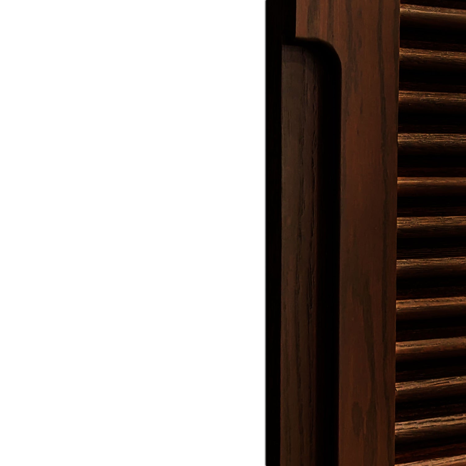 Un gros plan de la console darmoire Fini Pecan de Humble Nature met en valeur son élégant volet persienné en bois brun foncé. Les rainures verticales à gauche et les lattes horizontales uniformément espacées à droite sont mises en valeur par un éclairage qui met en valeur la texture du grain du bois.