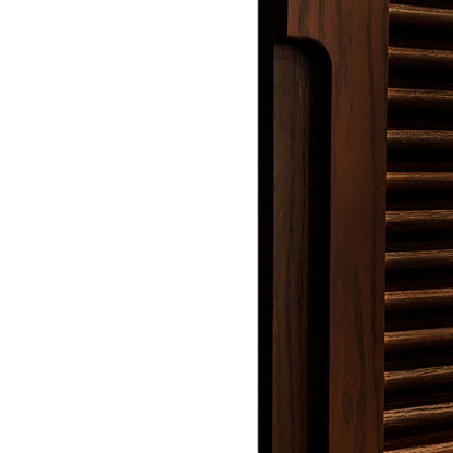 Un gros plan de la console darmoire Fini Pecan de Humble Nature met en valeur son élégant volet persienné en bois brun foncé. Les rainures verticales à gauche et les lattes horizontales uniformément espacées à droite sont mises en valeur par un éclairage qui met en valeur la texture du grain du bois.