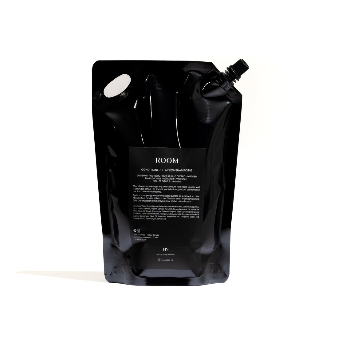 Après-shampoing naturel haut de gamme ROOM recharge 1000 ml, formulé avec des huiles essentielles de pamplemousse, géranium, patchouli, clou de girofle et lavande. Hydrate en profondeur, démêle, réduit les frisottis et améliore la brillance pour une chevelure lisse et soyeuse. Recharge noire lustrée 1000 ml, 34 onces.