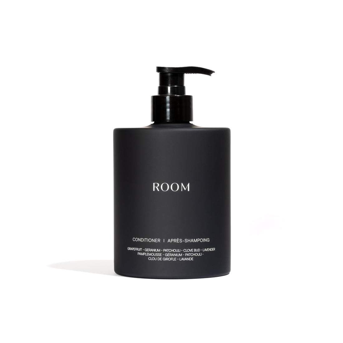 Après-shampoing naturel haut de gamme ROOM en flacon noir mat 500 ml avec pompe, formulé avec des huiles essentielles de pamplemousse, géranium, patchouli, clou de girofle et lavande. Hydrate en profondeur, démêle, réduit les frisottis et améliore la brillance pour une chevelure lisse et soyeuse.