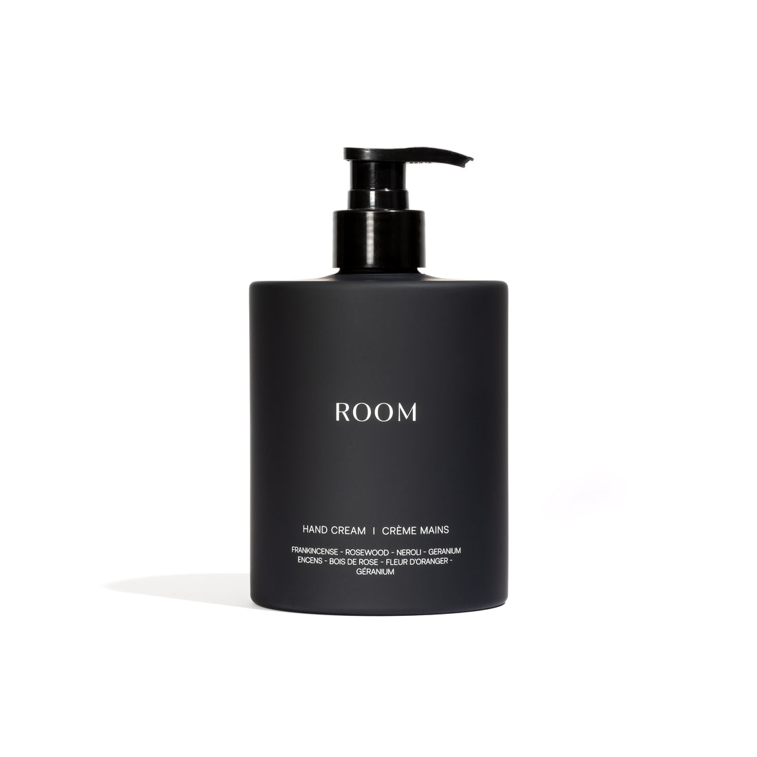 Crème pour les mains haut de gamme ROOM, enrichie en beurre de graines de mangue et extrait hydratant, formulée pour renforcer la couche externe de la peau. Parfumée aux huiles essentielles d’encens, bois de rose, fleur d’oranger et géranium pour une expérience sensorielle unique. Format flacon noir mat 500 ml, 17 onces avec pompe. 