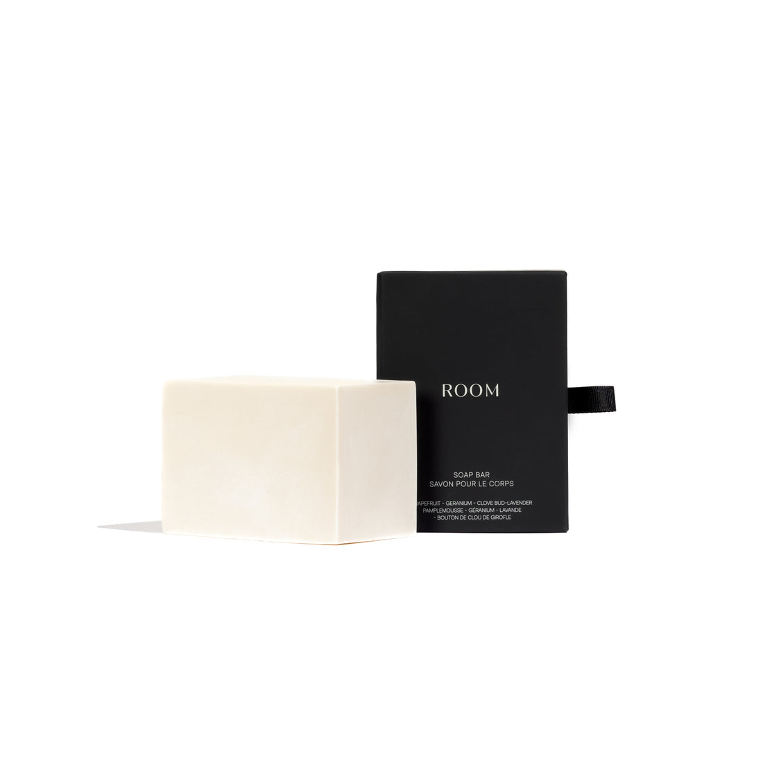 Savon naturel haut de gamme, enrichi en vitamines A et E, adapté pour tout le corps. Crée une mousse riche en appliquant sur la peau mouillée avec des mouvements circulaires. Parfumé aux notes de pamplemousse, géranium, clou de girofle et lavande pour une expérience sensorielle agréable. Format de 310 gr (10.9 oz).