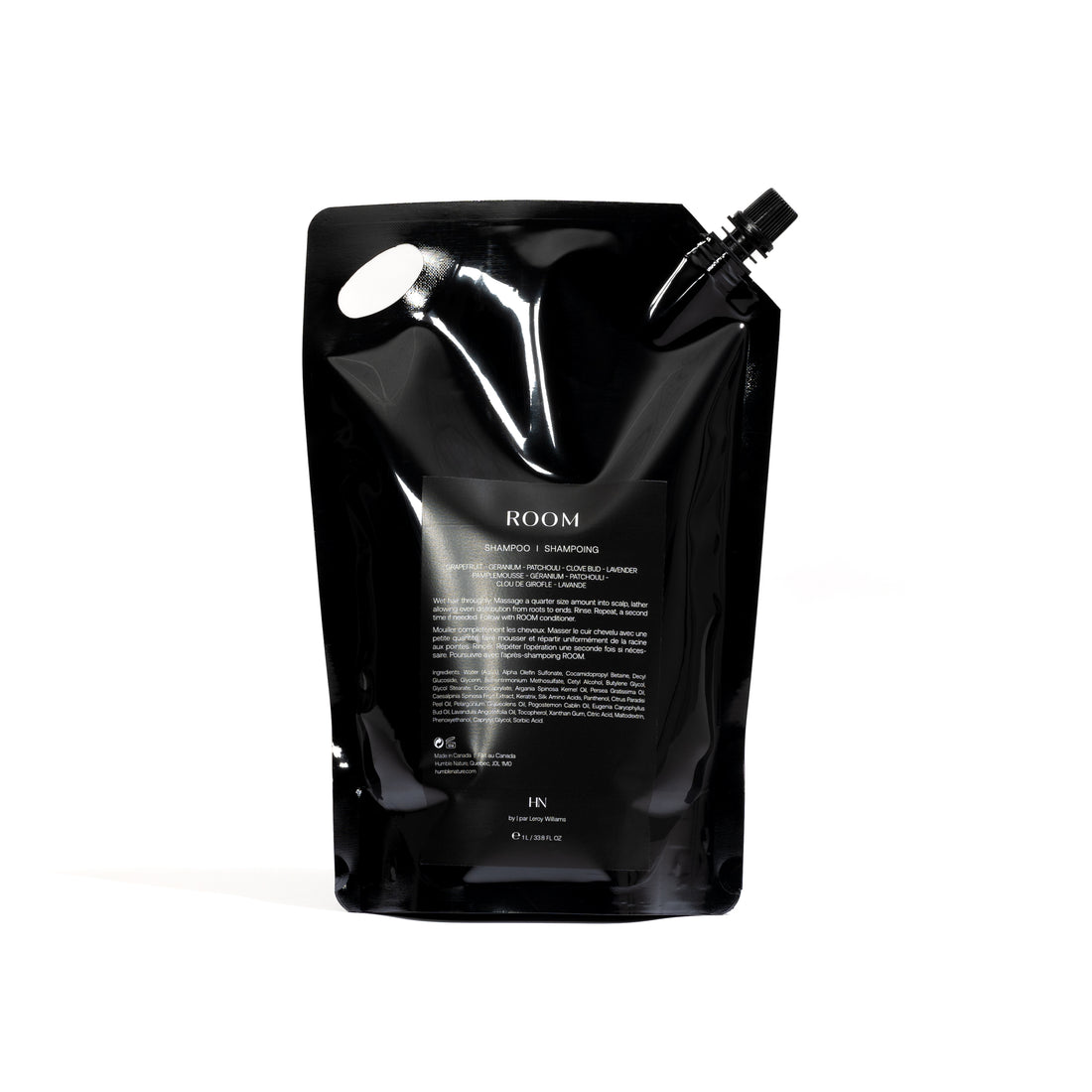 Shampoing régénérant entièrement naturel ROOM, formulé avec des extraits botaniques nourrissants et rajeunissants. Nettoie en douceur tout en réparant et renforçant les cheveux abîmés et cassants, laissant les cheveux doux et soyeux. Parfumé aux huiles essentielles de pamplemousse, géranium, patchouli, clou de girofle et lavande pour une expérience sensorielle unique. Recharge noire lustrée 1000 ml, 34 onces.