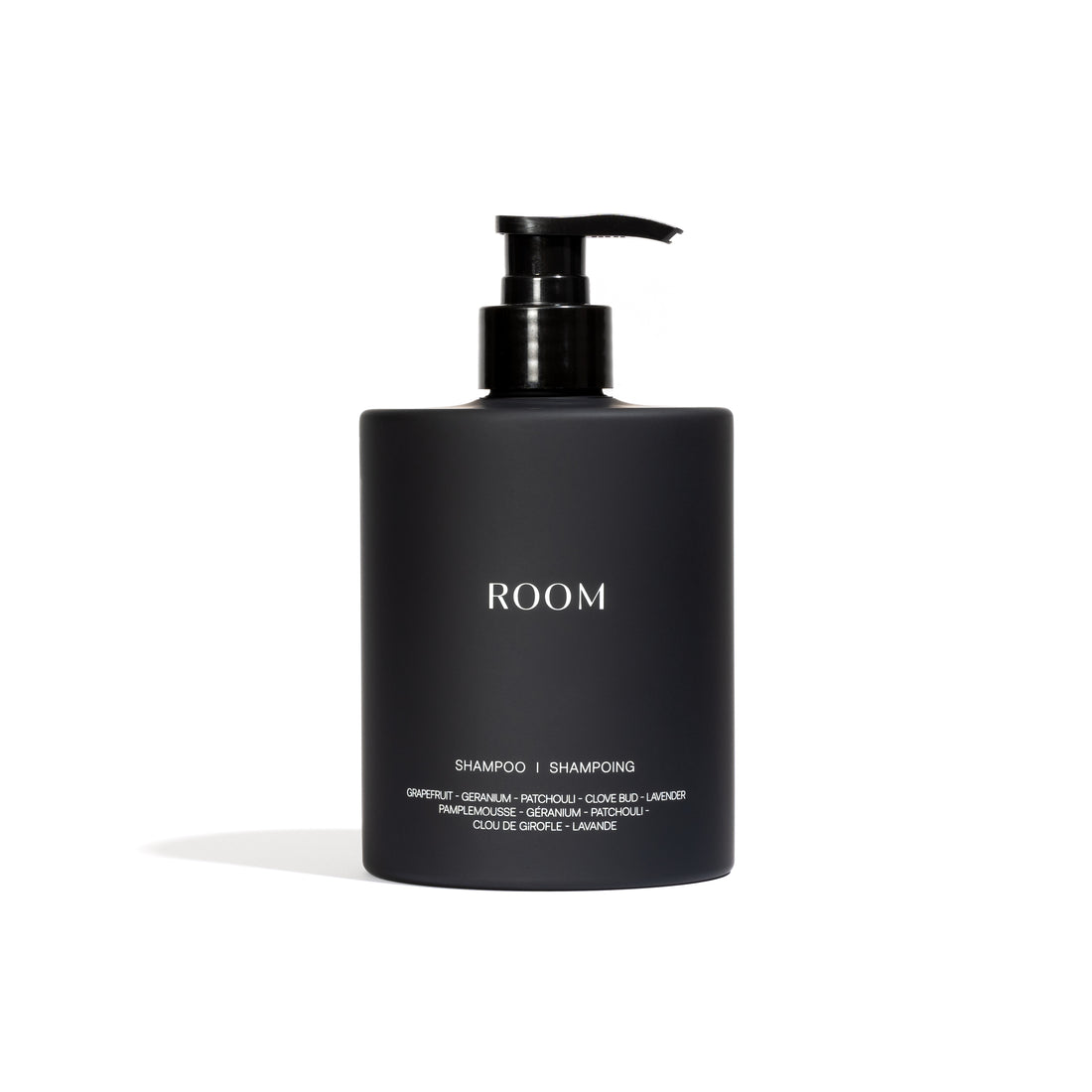 Shampoing régénérant entièrement naturel ROOM, formulé avec des extraits botaniques nourrissants et rajeunissants. Nettoie en douceur tout en réparant et renforçant les cheveux abîmés et cassants, laissant les cheveux doux et soyeux. Parfumé aux huiles essentielles de pamplemousse, géranium, patchouli, clou de girofle et lavande pour une expérience sensorielle unique. Flacon noir mat format 500 ml 17 onces