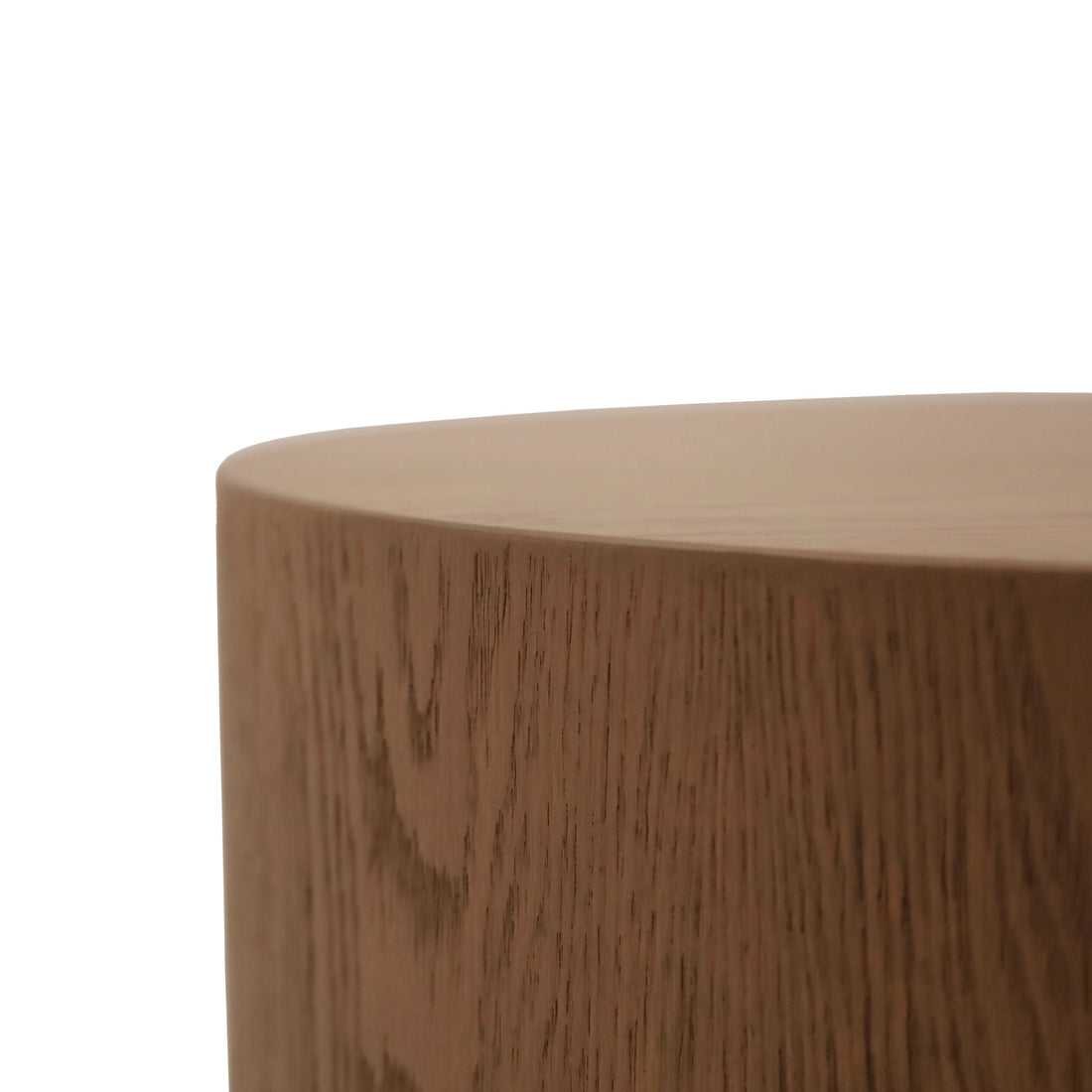 Round plinth side table 47 Essence | Saddle