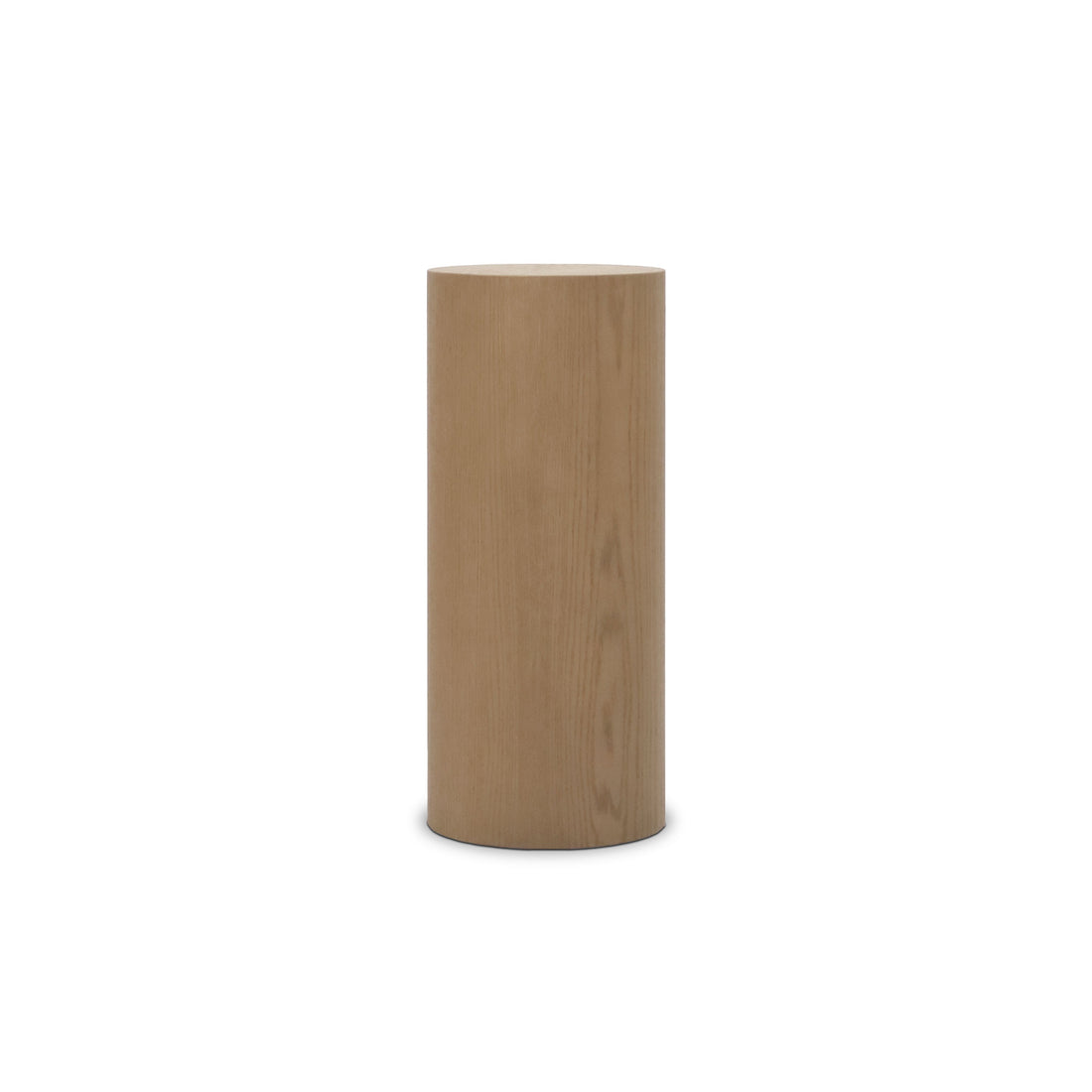 La Table piédestal circulaire 28 Essence | Authentik de Humble Nature est une grande pièce de bois cylindrique au fini lisse et naturel, se dressant verticalement sur un fond blanc uni.