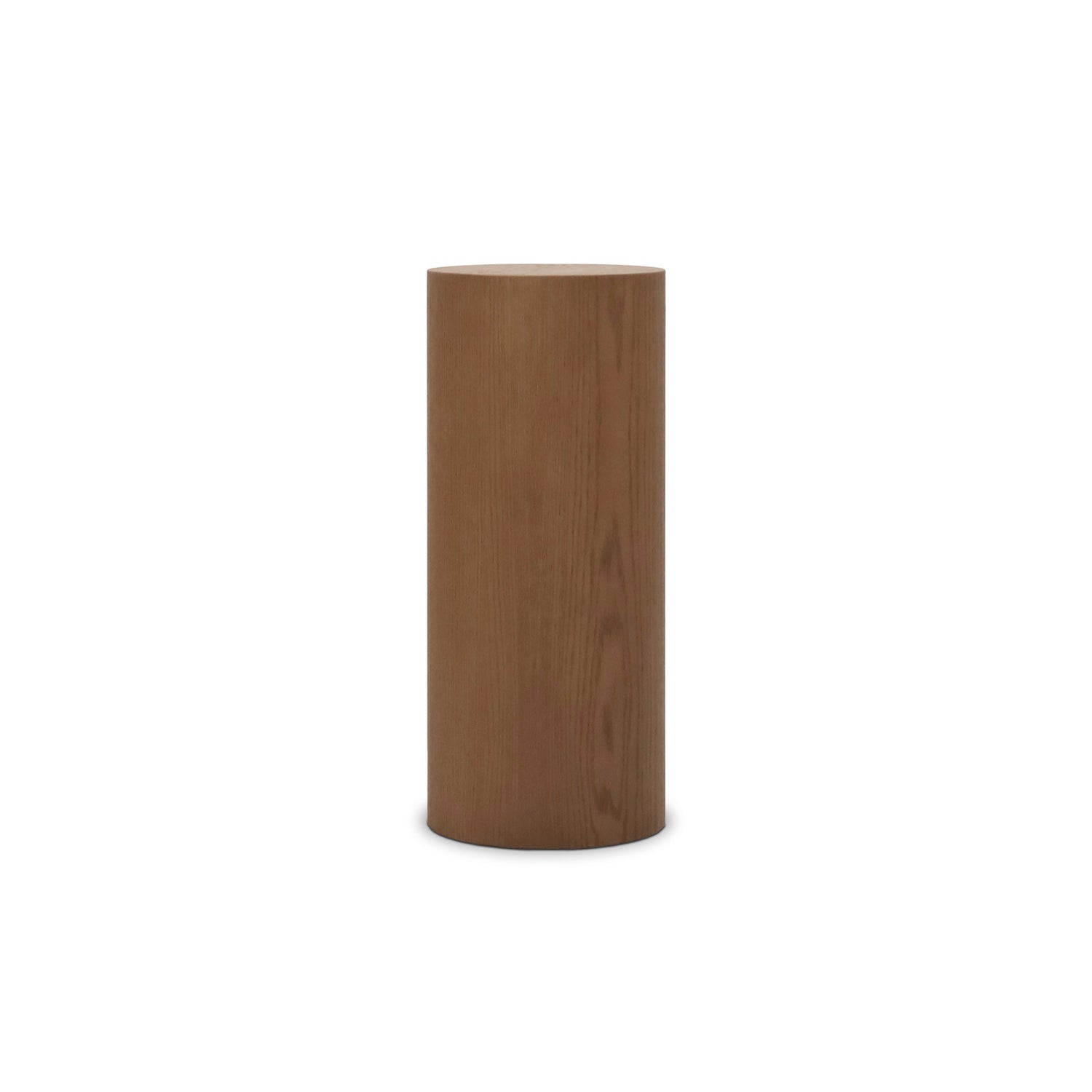 Round plinth side table 28 Essence | Saddle