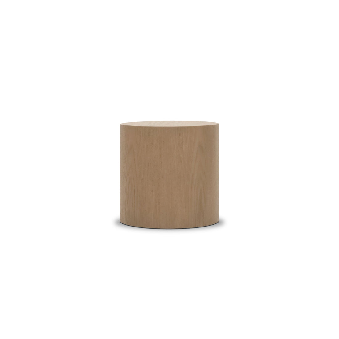 Un tabouret cylindrique minimaliste à la surface lisse de Humble Nature repose sur un fond blanc uni. La Table piédestal circulaire 16 Essence | Authentik met en valeur sa finition en bois naturel et son design simple, incarnant les matériaux naturels et se mariant parfaitement aux tables dappoint.