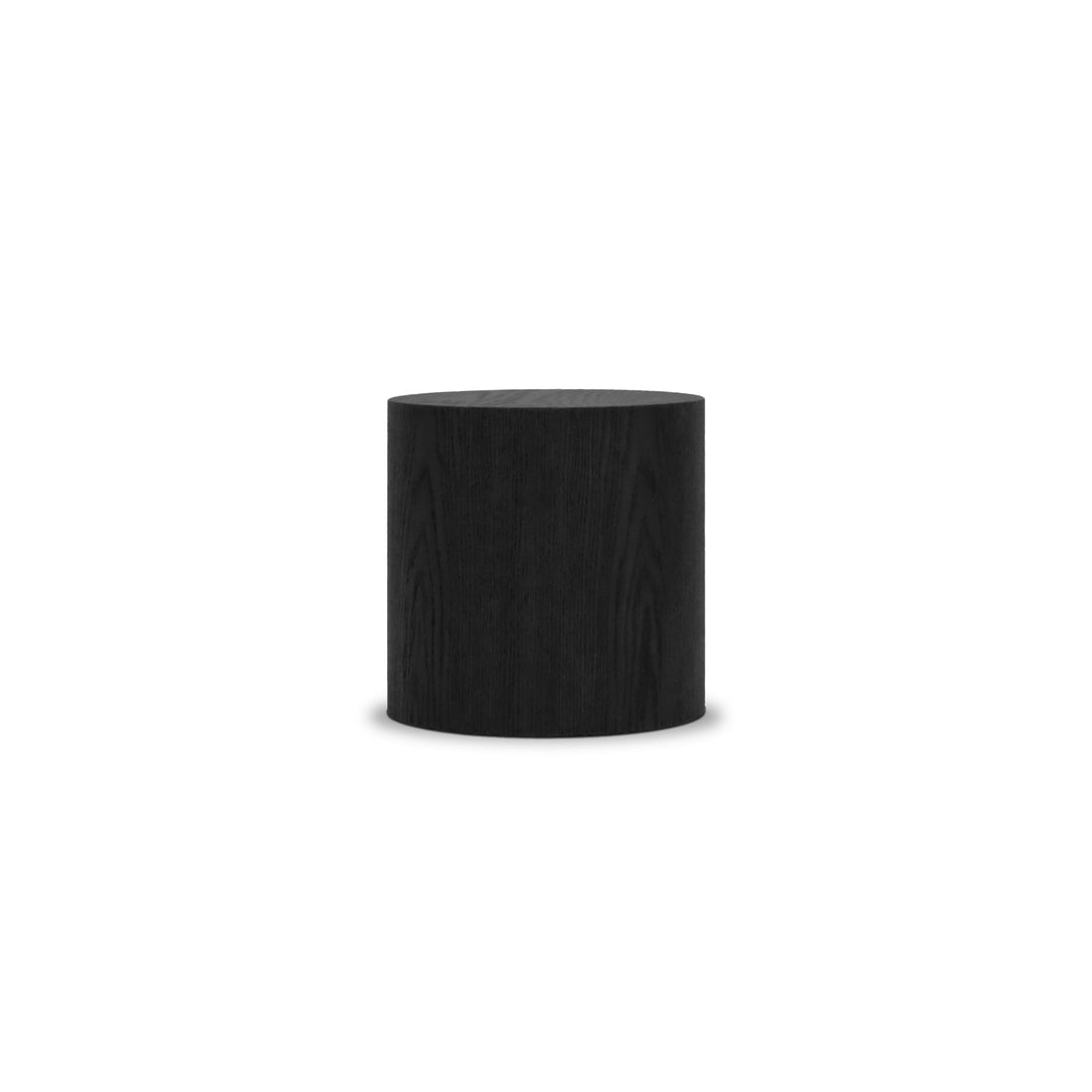 Table cylindrique noire épurée de Humble Nature, la Table piédestal circulaire 16 Essence | Onyx présente un design minimaliste sur fond blanc. Sa surface subtilement texturée ressemble à des matériaux naturels pour un look moderne et élégant.