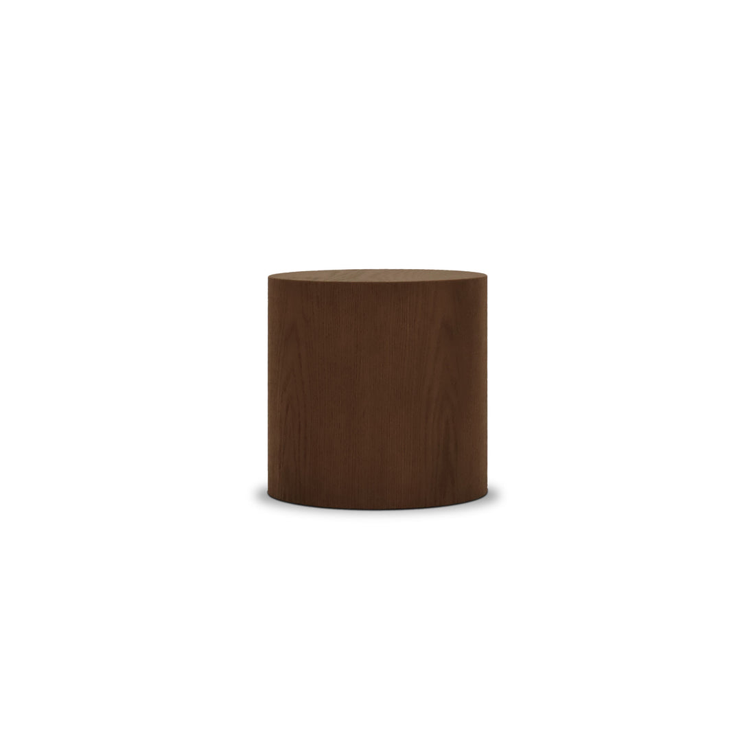 La table ronde sur pied 16 Essence de Humble Nature est une pièce en bois cylindrique marron fabriquée à partir de matériaux naturels avec une surface lisse sur fond blanc.