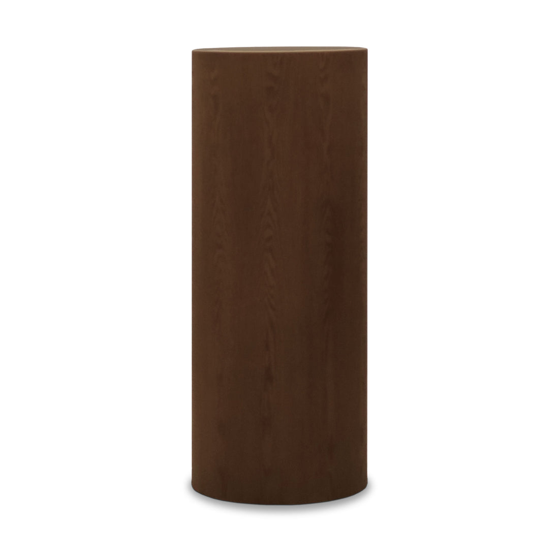 La table piédestal circulaire 47 Essence | Pecan de Humble Nature est une table haute et cylindrique au fini lisse brun foncé. Fabriquée à partir de matériaux naturels, sa surface sans couture met en valeur le motif du grain du bois sur un fond blanc.