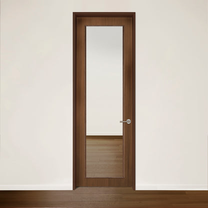 La Porte SEE en noyer de Humble Nature est dotée dun miroir rectangulaire pleine longueur qui met en valeur lintérieur minimaliste. Sa poignée argentée complète les murs clairs et les planchers en bois, invitant la chaleur et la lumière naturelle dans lespace.