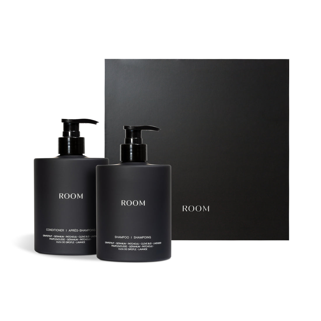 Duo Essentiel Botanique Cheveux ROOM, coffret luxueux avec shampoing et après-shampoing régénérants organiques. Enrichis en extraits botaniques naturels pour revitaliser, hydrater et favoriser une croissance saine des cheveux, tout en améliorant la brillance. Parfumé aux huiles essentielles de pamplemousse, géranium, patchouli, clou de girofle et lavande pour une expérience sensorielle unique.