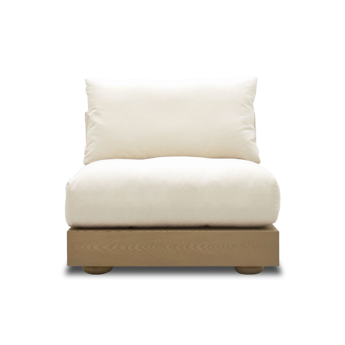 Le canapé simple Essence | Authentik de Humble Nature est un fauteuil blanc sans accoudoirs rembourré fabriqué avec du bois artisan nord-américain. Il est doté de coussins de dossier et dassise moelleux sur une base en bois avec de petits pieds ronds, présentant un design minimaliste sur un fond blanc uni.