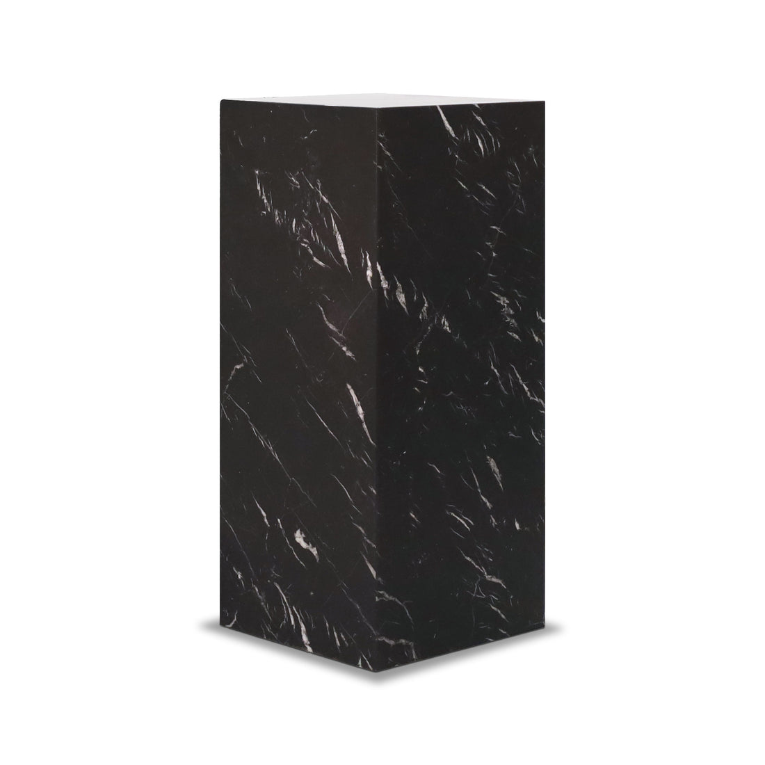 La table piédestal carrée Humble Nature 41 Essence en marbre Nero, une haute pièce rectangulaire en marbre noir veiné de blanc, se dresse élégamment sur un fond blanc uni.