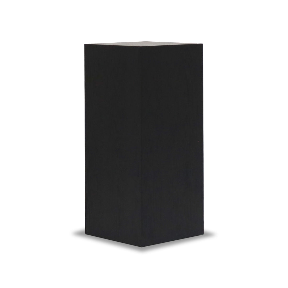 La Table piédestal carrée haute et rectangulaire 41 Essence | Onyx de Humble Nature, posée sur un fond blanc, respire lélégance des tables dappoint. Avec sa surface lisse rappelant les matériaux naturels, elle projette une ombre subtile en dessous.