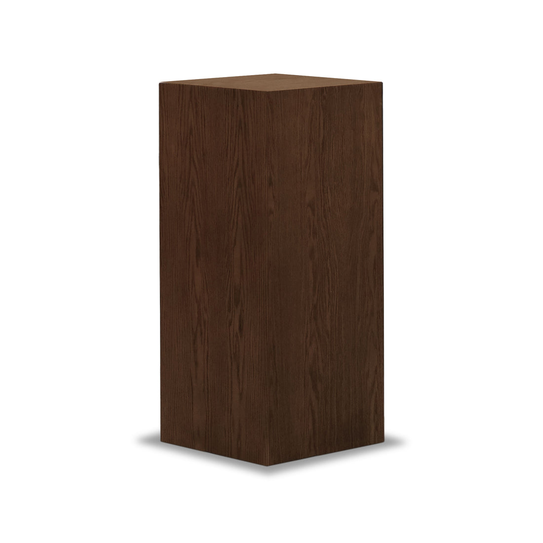 Le piédestal carré Humble Nature Table 41 Essence | Pecan est un grand piédestal rectangulaire en bois avec une finition brun foncé et une texture de grain de bois subtile, sur un fond blanc uni.