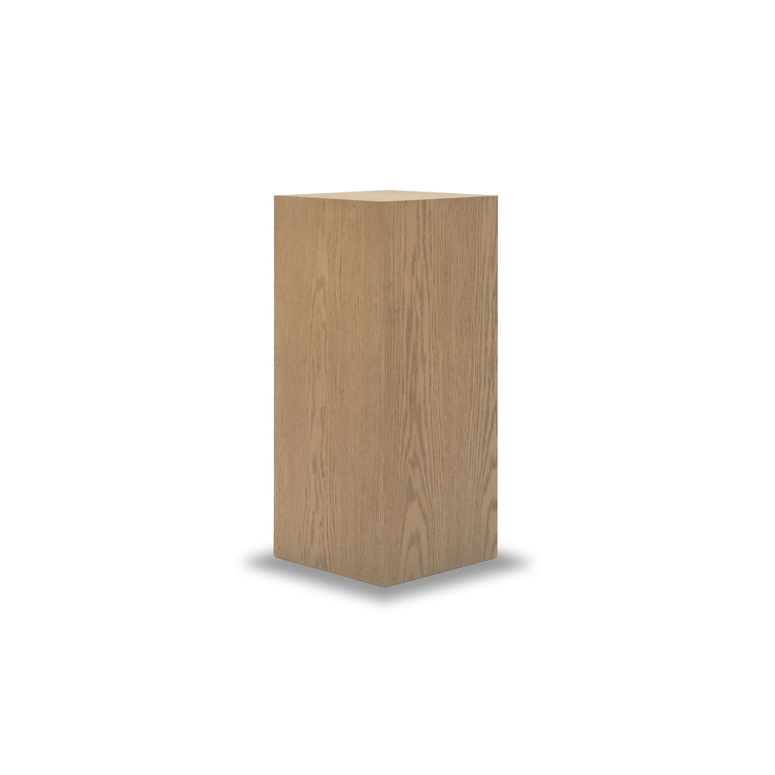 La Table piédestal carré 28 Essence | Authentik de Humble Nature est un grand piédestal rectangulaire en bois avec une finition lisse brun clair et des motifs de grain de bois saisissants sur un fond blanc, incarnant lélégance des matériaux naturels.