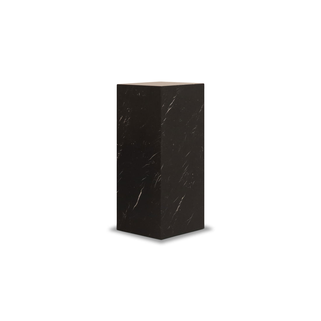 La Table piédestal carré 28 Essence | Marbre Nero de Humble Nature est un grand piédestal rectangulaire noir aux veines semblables à du marbre, présenté sur un fond blanc uni comme une œuvre sculpturale.