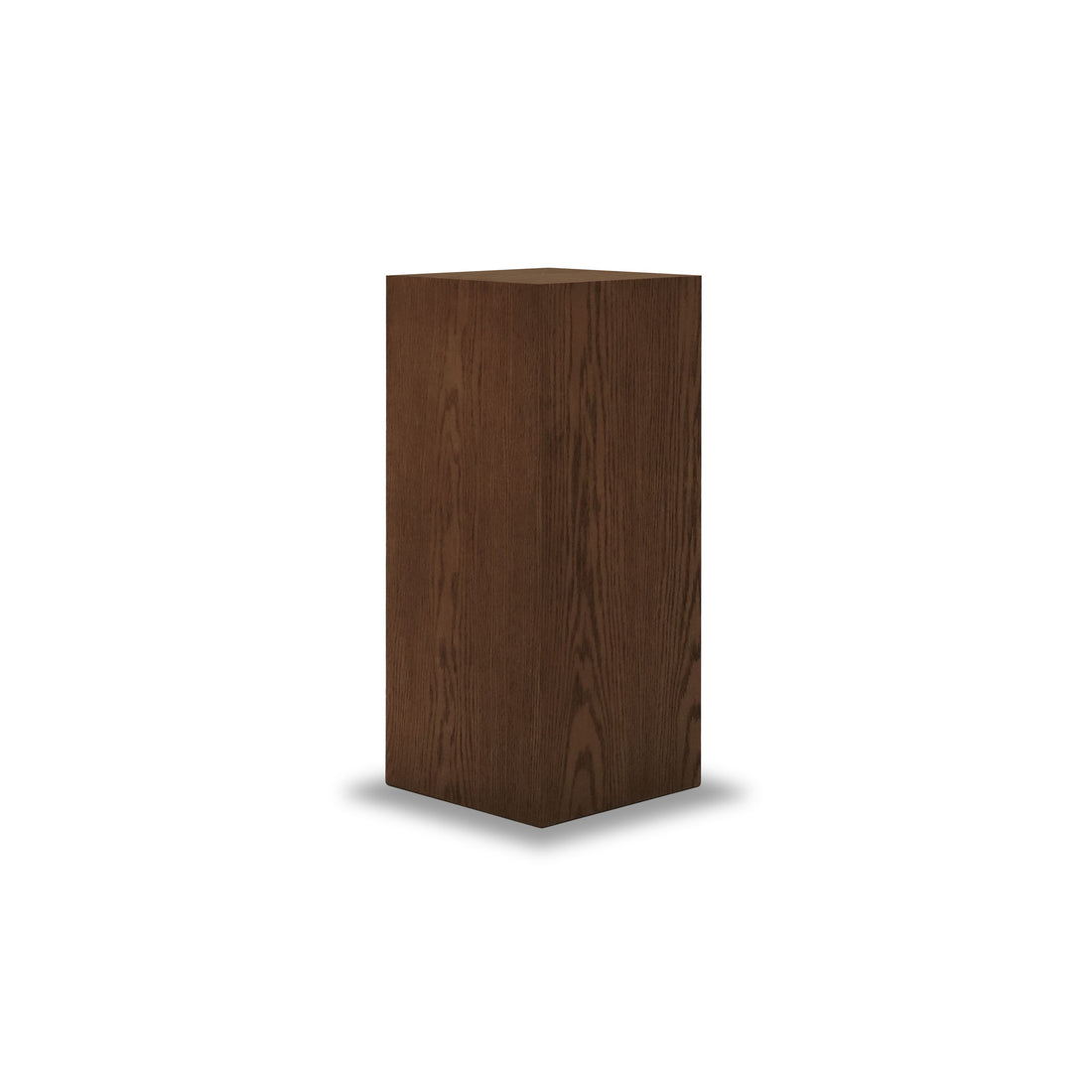 La Table piédestal carré 28 Essence | Pecan de Humble Nature est un haut piédestal rectangulaire en bois au fini brun riche, se dressant gracieusement sur un fond blanc. Son grain de bois visible rehausse son allure authentique et naturelle.