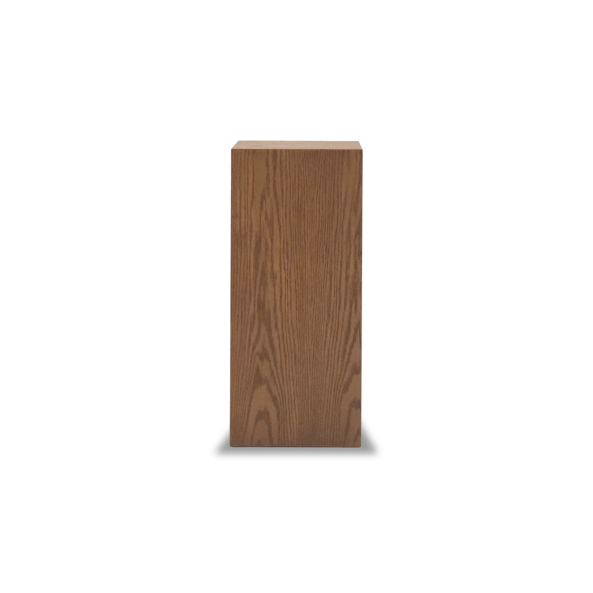 Square plinth side table 28 essence | Saddle