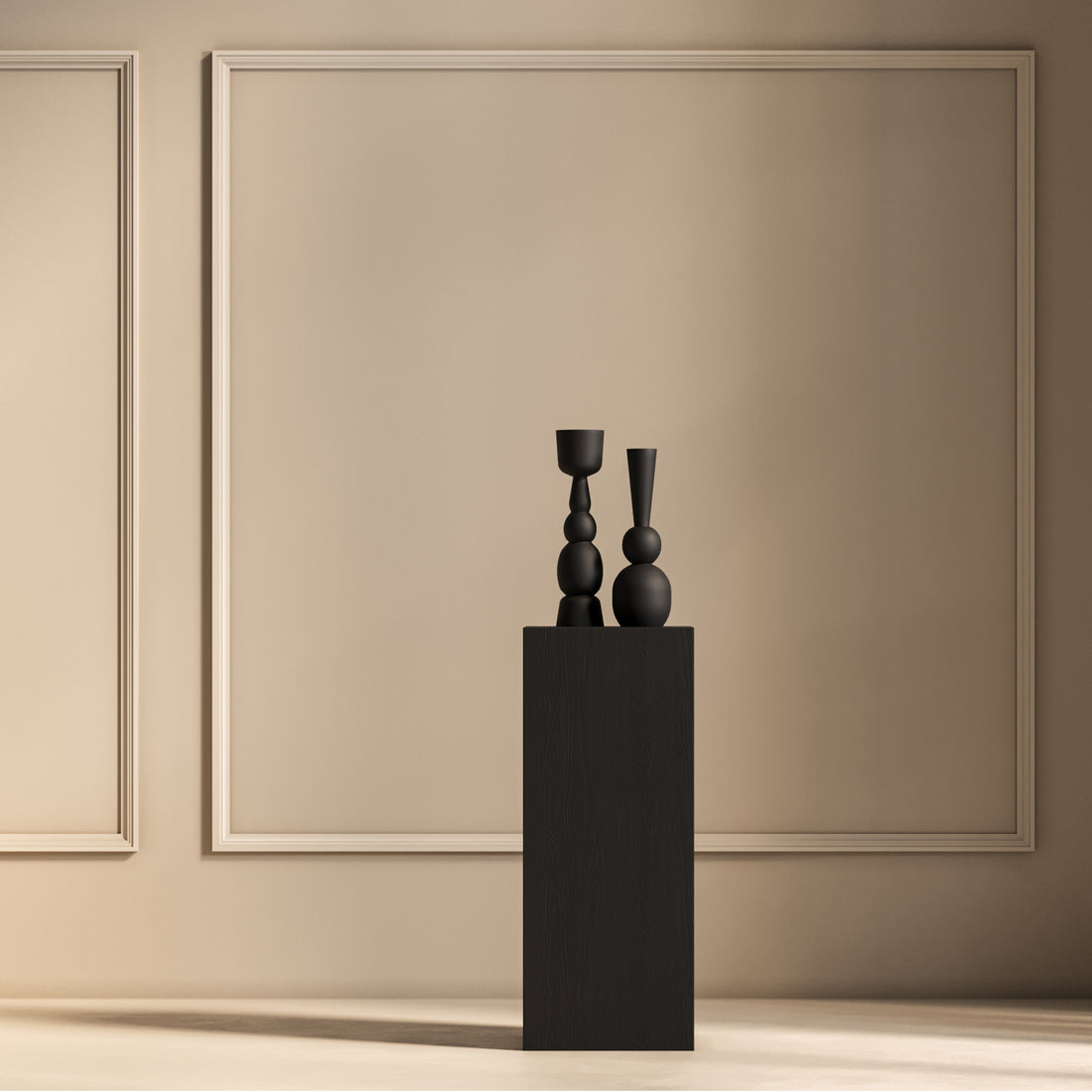 Deux vases modernes aux motifs abstraits sont posés sur une élégante Table piédestal carrée 41 Essence en Onyx de Humble Nature, adossée à un mur beige orné de moulures décoratives. Un éclairage subtil projette de douces ombres sur les matériaux naturels du mur et du sol.