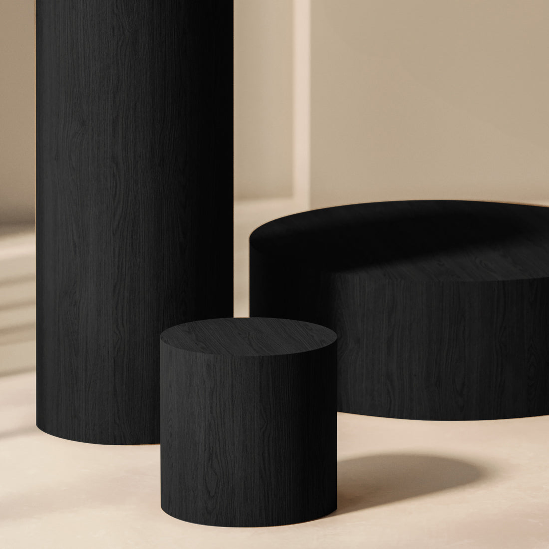 Des piliers cylindriques sombres, évoquant une œuvre sculpturale, se dressent sur un fond neutre, avec des hauteurs et des diamètres variés. Leur texture boisée Essence | Onyx, signée Humble Nature, exhale le charme des matériaux naturels, créant une composition abstraite minimaliste aux jeux d&