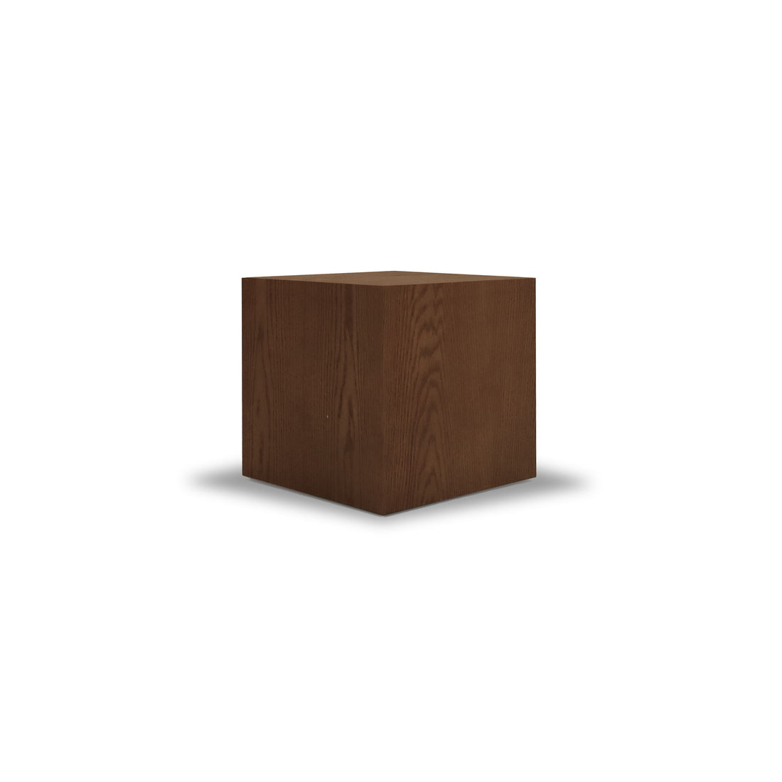 La Table piédestal carré 16 Essence | Pecan de Humble Nature est un cube en bois à la finition lisse marron foncé, sur fond blanc. Il met en valeur les matières naturelles et son ombre subtile révèle des motifs complexes de veinage du bois.