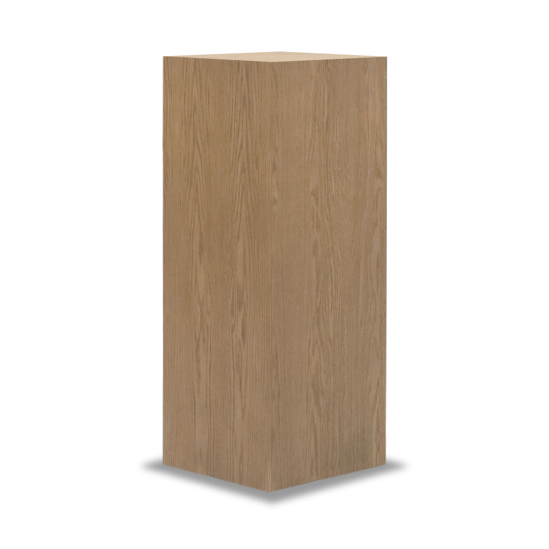 La table piédestal carrée 47 Essence | Authentik de Humble Nature se dresse élégamment sur un fond blanc, avec un design haut et rectangulaire avec un motif de grain de bois clair et projetant une ombre subtile - un choix parfait pour les amateurs de tables dappoint minimalistes.