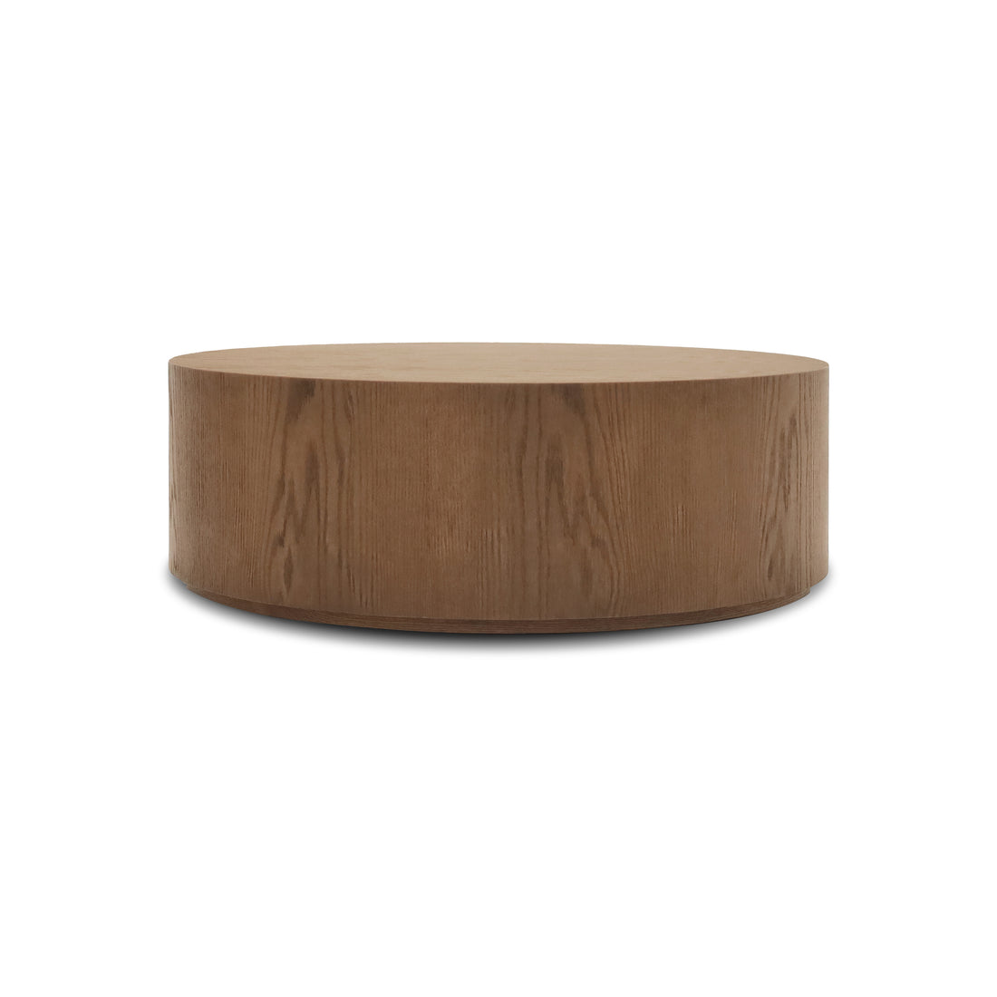 La Table basse circulaire 40 Essence | Saddle de Humble Nature est une table basse ronde en bois avec une finition naturelle et des motifs de grain de bois, bénéficiant dun design minimaliste avec une forme cylindrique solide et une base simple, idéale pour les espaces modernes.